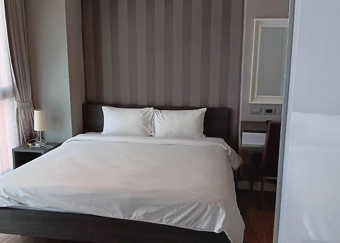 J Thonglor 8