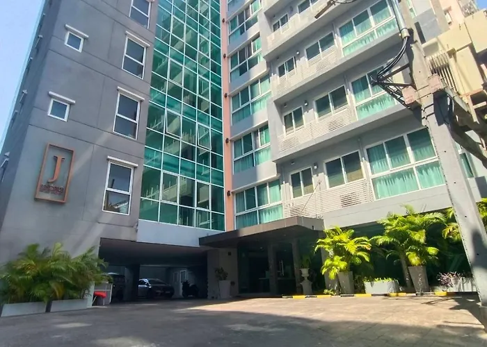 J Thonglor 8 *