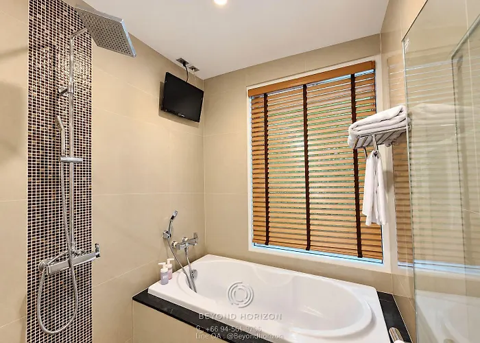 J Thonglor 8