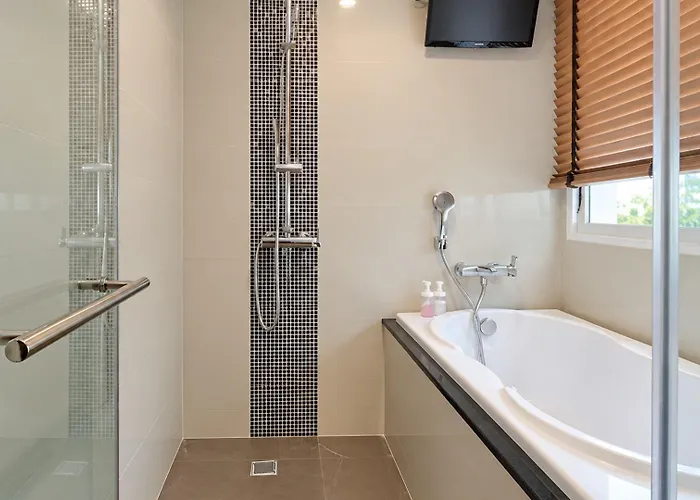 J Thonglor 8