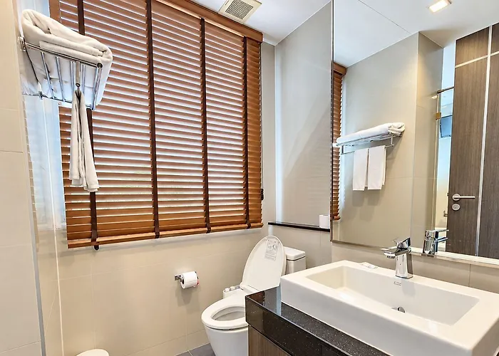 J Thonglor 8
